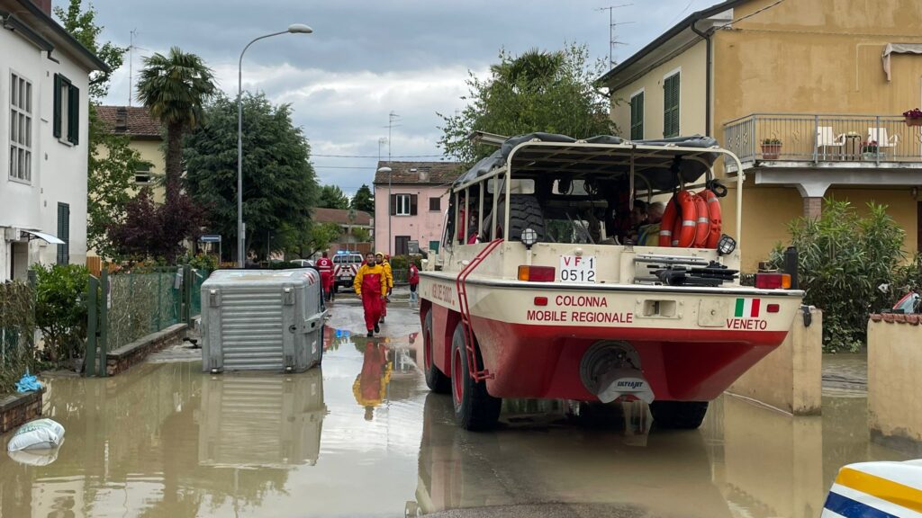 Mezzi della Colonna Mobile Regione Veneto collaborano con la Protezione Civile locale