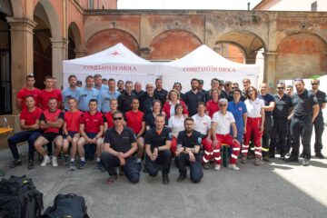 Foto di gruppo di alcuni dei team di Protezione Civile ospitati a Imola