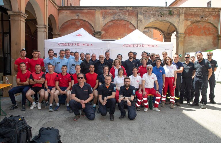 Foto di gruppo di alcuni dei team di Protezione Civile ospitati a Imola